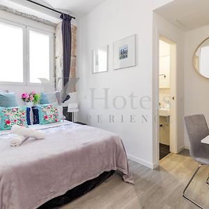Ayz Juan De Mena - Auto Check-In Property